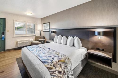Кровать или кровати в номере Best Western Plus Hilltop Inn