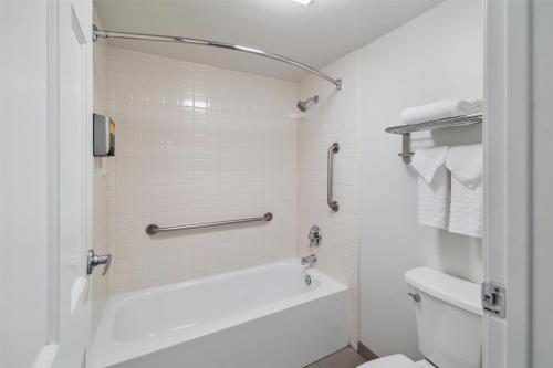 Ванная комната в Best Western Plus Hilltop Inn
