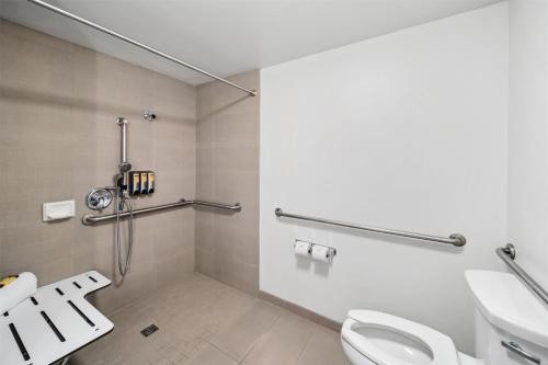 Ванная комната в Best Western Plus Hilltop Inn