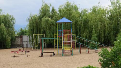 une aire de jeux avec des équipements colorés dans un parc dans l'établissement Issyk-Kul Cozy Cottage, à Rybpunkt