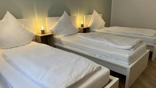 Postel nebo postele na pokoji v ubytování discovAIR - Zentral & Modern, inklusive Parkplatz, große Terrasse, 3 Schlafzimmer & Netflix & mehr