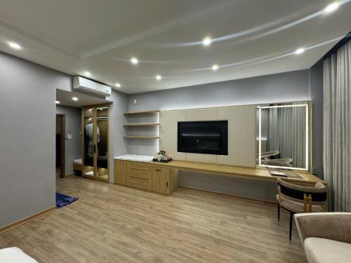 Una televisión o centro de entretenimiento en A25 Hotel - 705 Lac Long Quan