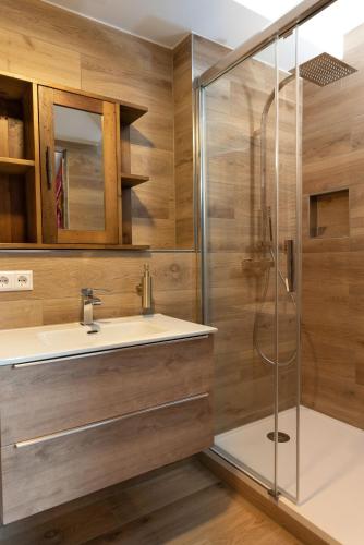 a bathroom with a sink and a shower at Hotel am Prinzengarten, inklusive AlbCard in Sigmaringen