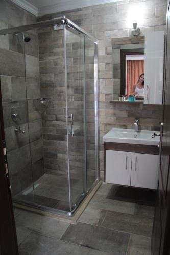 Bilik mandi di Uzunhan Hotel