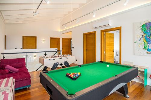 Mesa de billar en SUMMER VIEW classée 5 étoiles - Magnifique Villa 10 personnes avec piscine miroir chauffée à 29 degrés, bain à remous intégré et vue mer idéalement située Chemin Summer - ST GILLES LES BAINS