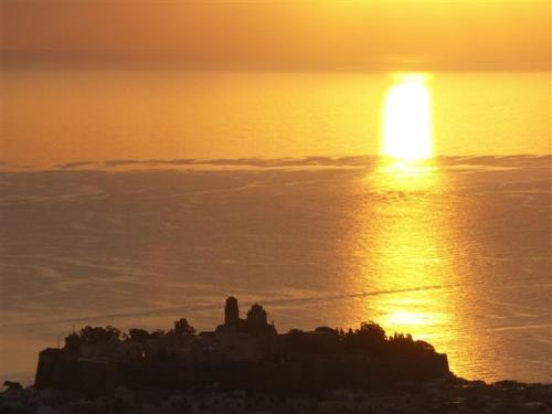 a sunset over the ocean with the sun in the sky at Villa Hermes Case Vacanza in Lipari