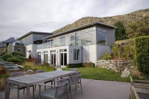 弗兰克顿Peninsula Lake View的一间房子，前面有一张桌子和几把椅子