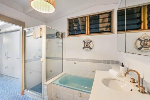 Ένα μπάνιο στο Absolute Beachfront Family Retreat