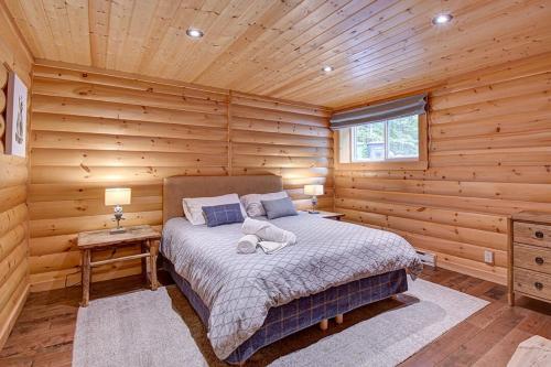 Katil atau katil-katil dalam bilik di Authentic Log Cabin - Billard Spa - Le Scandinave
