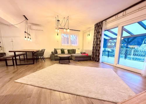 ein Wohnzimmer mit Sofa und Tisch in der Unterkunft Ágica Nyaraló in Balatonkenese