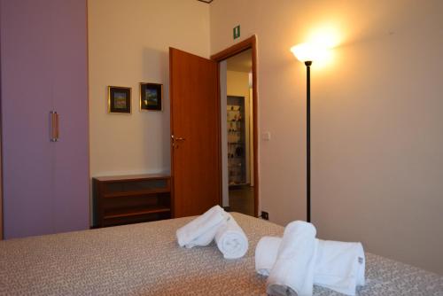 ローマにあるLa Voce Del Papaのベッドルーム1室(鏡付きベッド1台、タオル付)