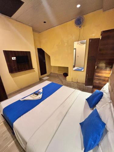 Postel nebo postele na pokoji v ubytování HOTEL SIGNATURE INN