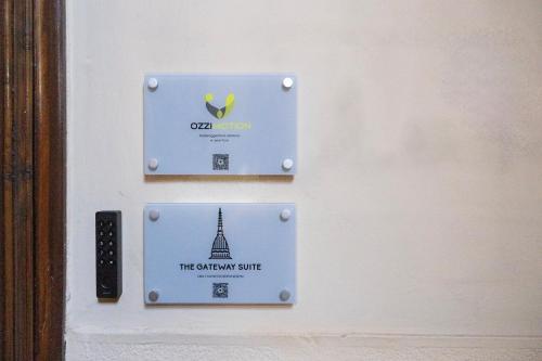 eine Tür mit einem Schild für das Quantenshuttle in der Unterkunft The Gateway Suite, Porta Nuova Station, Turin in Turin