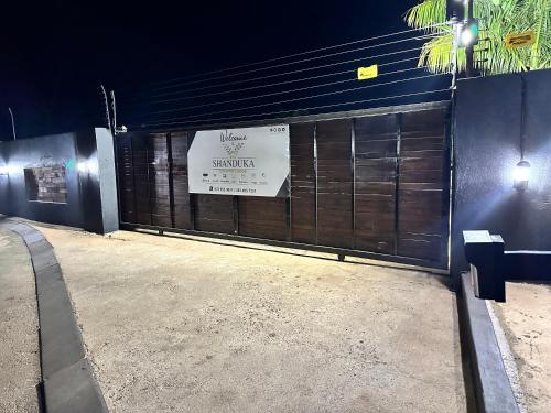 una porta del garage con un cartello sopra di Shanduka Country Lodge a Thohoyandou