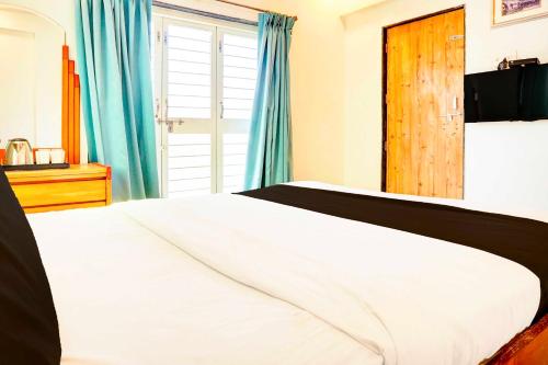Postel nebo postele na pokoji v ubytování Hotel O Ubale nagar
