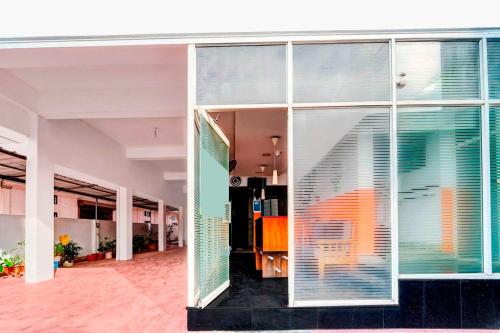 a large glass wall in a building at Hotel O Chalai Bazaar Near Railway Station in Trivandrum