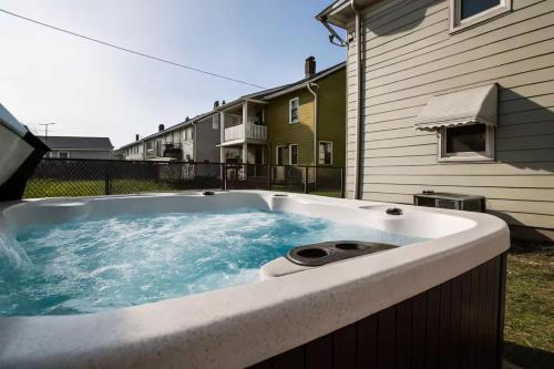 Fotografie z fotogalerie ubytování Hot Tub Ping Pong Sleeps 9 Retro Fun v destinaci Cleveland