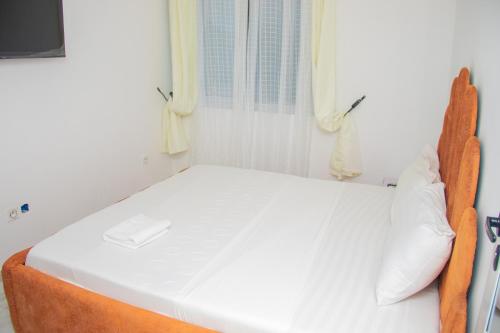 a bed in a room with a window at Residence Ivoire Cotonou in Cotonou