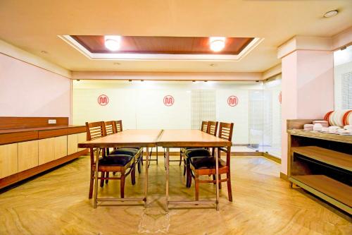 a dining room with a table and chairs at Hotel O Shanti Bhawan Bank More in Dhanbād