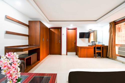 a living room with a couch and a desk at Hotel O Shanti Bhawan Bank More in Dhanbād