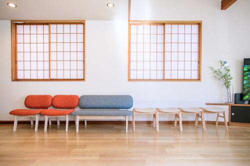 four chairs and a table in a room at 小由る木 in Odawara