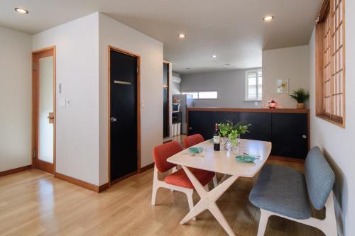 a dining room and kitchen with a table and chairs at 小由る木 in Odawara