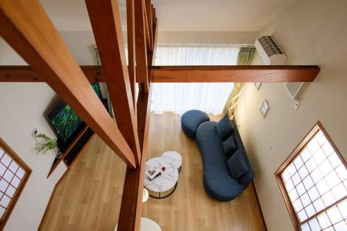 an overhead view of a living room with a blue couch at 小由る木 in Odawara