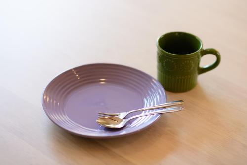 a blue plate with a fork and a coffee mug at 小由る木 in Odawara