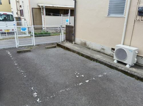 an empty parking lot next to a building at 小由る木 in Odawara