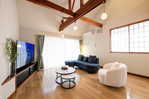 a living room with a couch and a tv at 小由る木 in Odawara