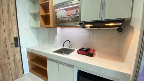 Kuchyň nebo kuchyňský kout v ubytování Apartemen Delft Unit 1115