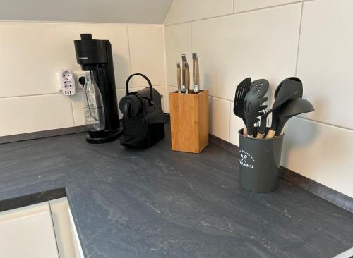 a container of kitchen utensils sitting on a counter at Perfekt für 6! Küche Parkplätze Flughafen in Fahrenzhausen