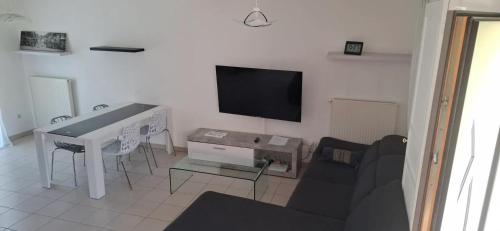 Μια τηλεόραση ή/και κέντρο ψυχαγωγίας στο Maison familiale avec jardin à Le Mée-sur-Seine