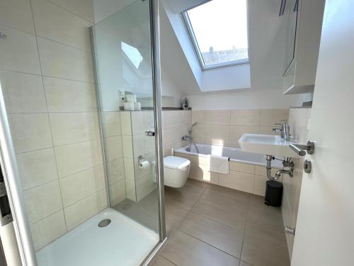a bathroom with a shower and a toilet and a sink at Perfekt für 6! Küche Parkplätze Flughafen in Fahrenzhausen
