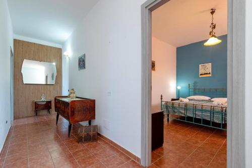 a hallway leading to a bedroom with a bed at Il Giglio Rosa in Sorso