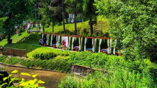 Ogród w obiekcie Hotel Czarny Potok Resort SPA & Conference
