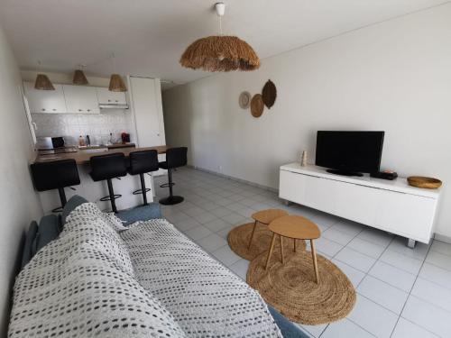 シャトライヨン・プラージュにあるT1 bord de merのソファとテーブルのあるリビングルーム