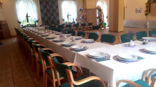a long table in a room with chairs at Noclegi u Eichendorffa in Łubowice