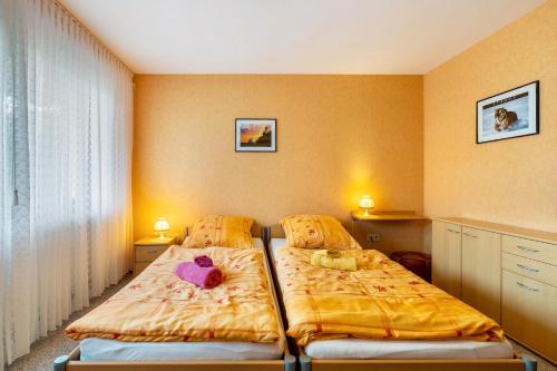 a bedroom with two beds and a purple stuffed animal at Ferienwohnung Neuenrade in Neuenrade