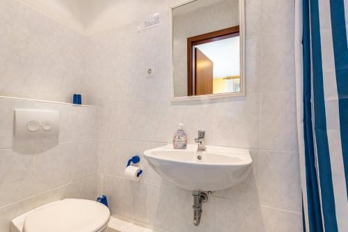 a bathroom with a sink and a toilet at Ferienwohnung Neuenrade in Neuenrade