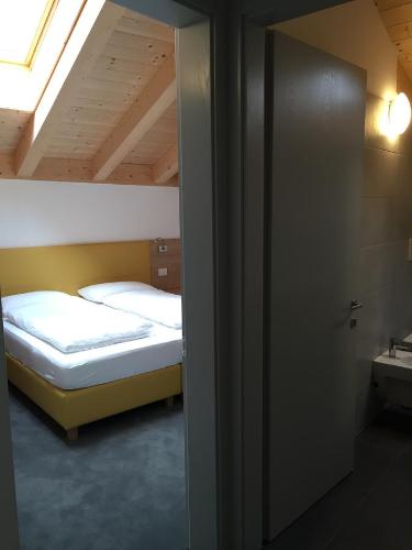 ein Schlafzimmer mit einem Bett in einem Zimmer mit einem Fenster in der Unterkunft R&B La Calzoleria in Mori