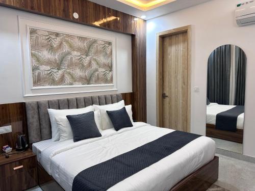 a bedroom with a large bed in a room at Hotel Savaya Luxury Stay Near AIIMS Rishikesh in Rishīkesh