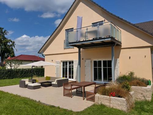 a house with a patio with a balcony at Ferienhaus in Zirtow bei Wesenberg in Wesenberg