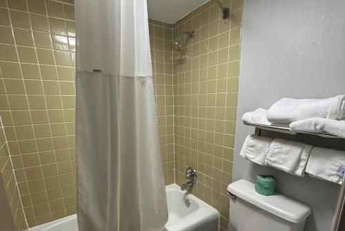 Un baño de Days Inn by Wyndham Byron