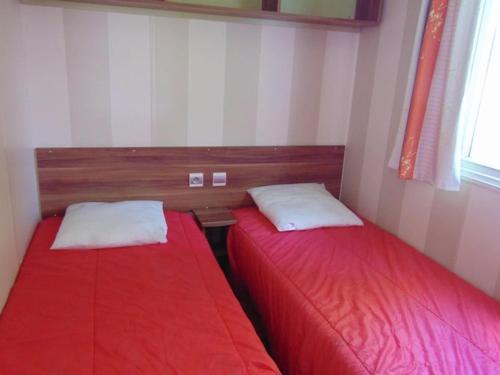 Postel nebo postele na pokoji v ubytování Mobil-home spacieux pour 6 pers avec terrasse - API-1-52-603