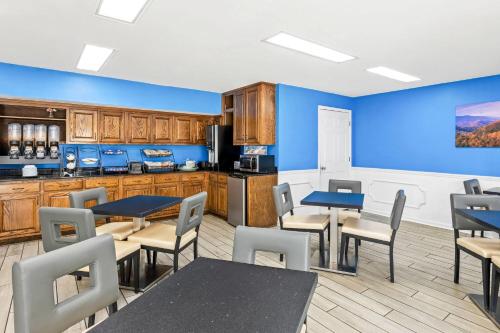 Dapur atau dapur kecil di Baymont by Wyndham Forest City