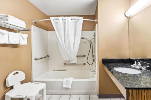 Bilik mandi di Baymont by Wyndham Forest City