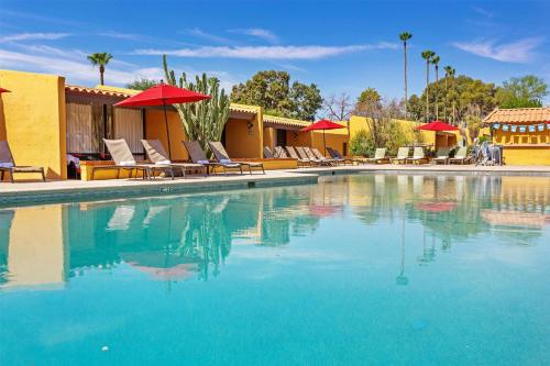 una gran piscina con sillas y sombrillas en Westward Look Wyndham Grand Resort & Spa, en Tucson