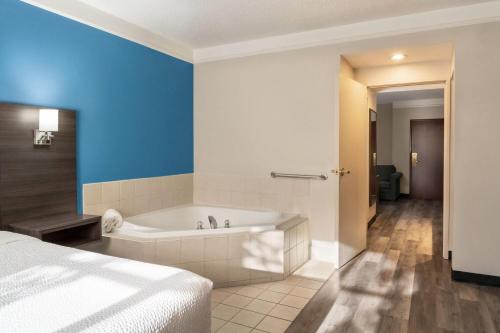 Letto o letti in una camera di La Quinta by Wyndham Madison American Center
