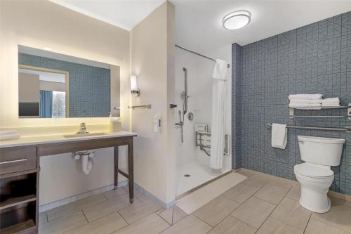 Ένα μπάνιο στο Homewood Suites By Hilton Schenectady